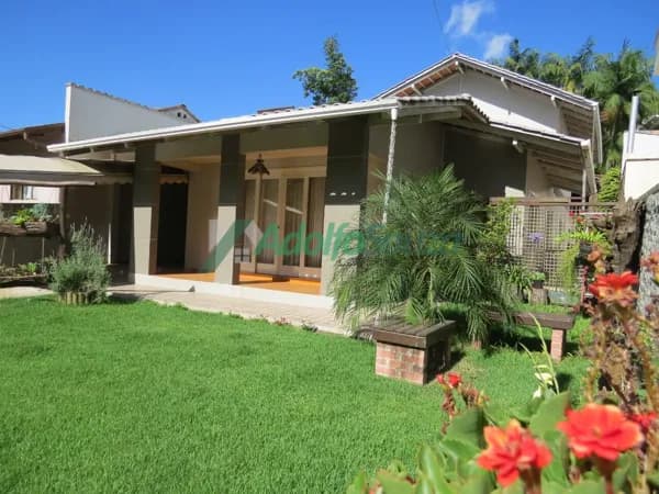 Casa de 2 pavimentos em alvenaria localizada no bairro Sumaré