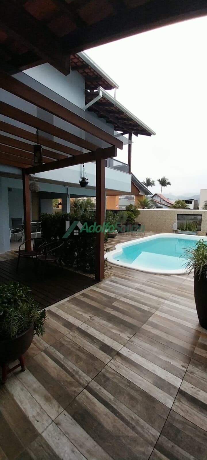 Excelente oportunidade de adquirir uma belíssima casa em alvenaria com piscina