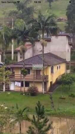 Chácara com 4. 000.00 mts, 3 dormitorios, 8 vagas, com picsina para locação em Juquitiba