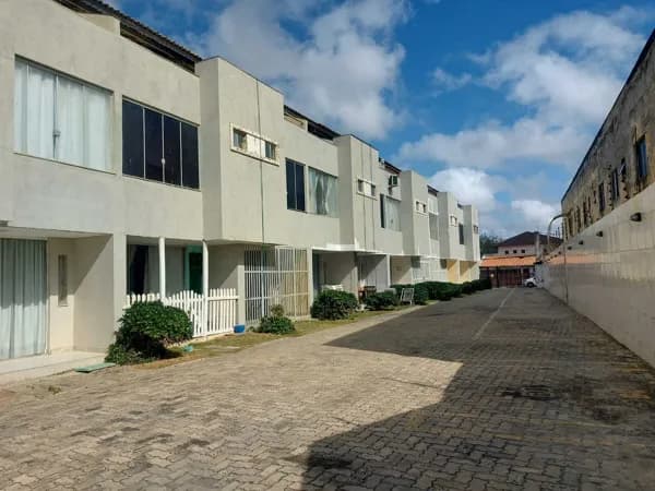 Oportunidade Única: Casa Geminada Triplex no Cond. San Blas