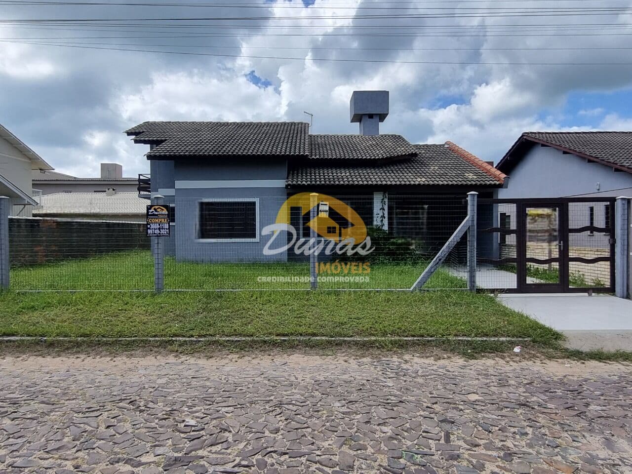 RESIDÊNCIA A UMA QUADRA DO MAR EM NOVA TRAMANDAÍ