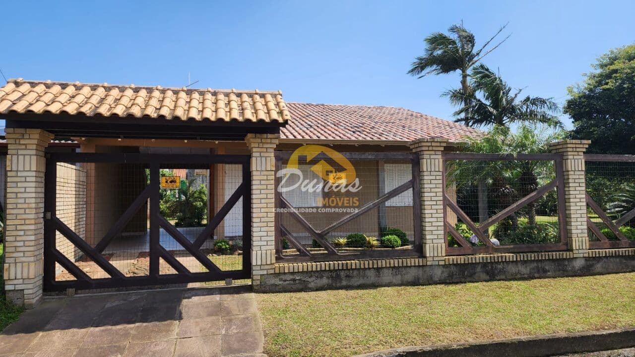 AMPLA RESIDÊNCIA COM LOTE 900m, PRÓXIMA AO MAR EM NOVA TRAMANDAÍ