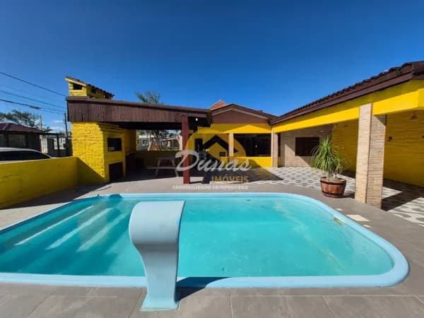 RESIDÊNCIA COM PISCINA EM OÁSIS