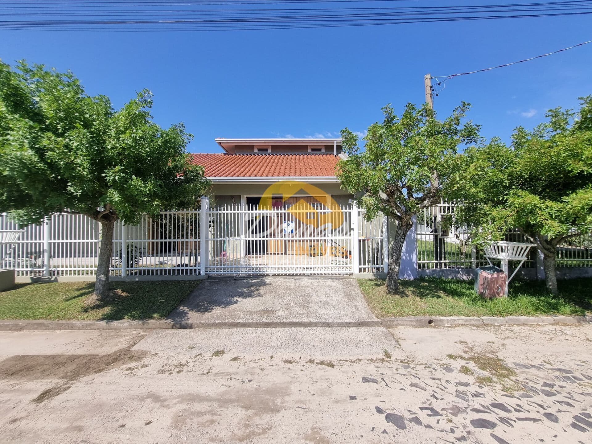 CASA EM REGIÃO DE MORADORES FIXOS EM NOVA TRAMANDAÍ
