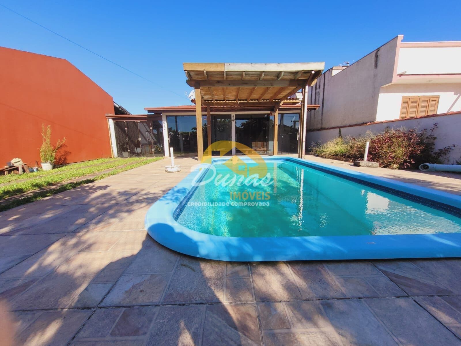 AMPLA RESIDÊNCIA COM PISCINA NO BALNEÁRIO OÁSIL SUL