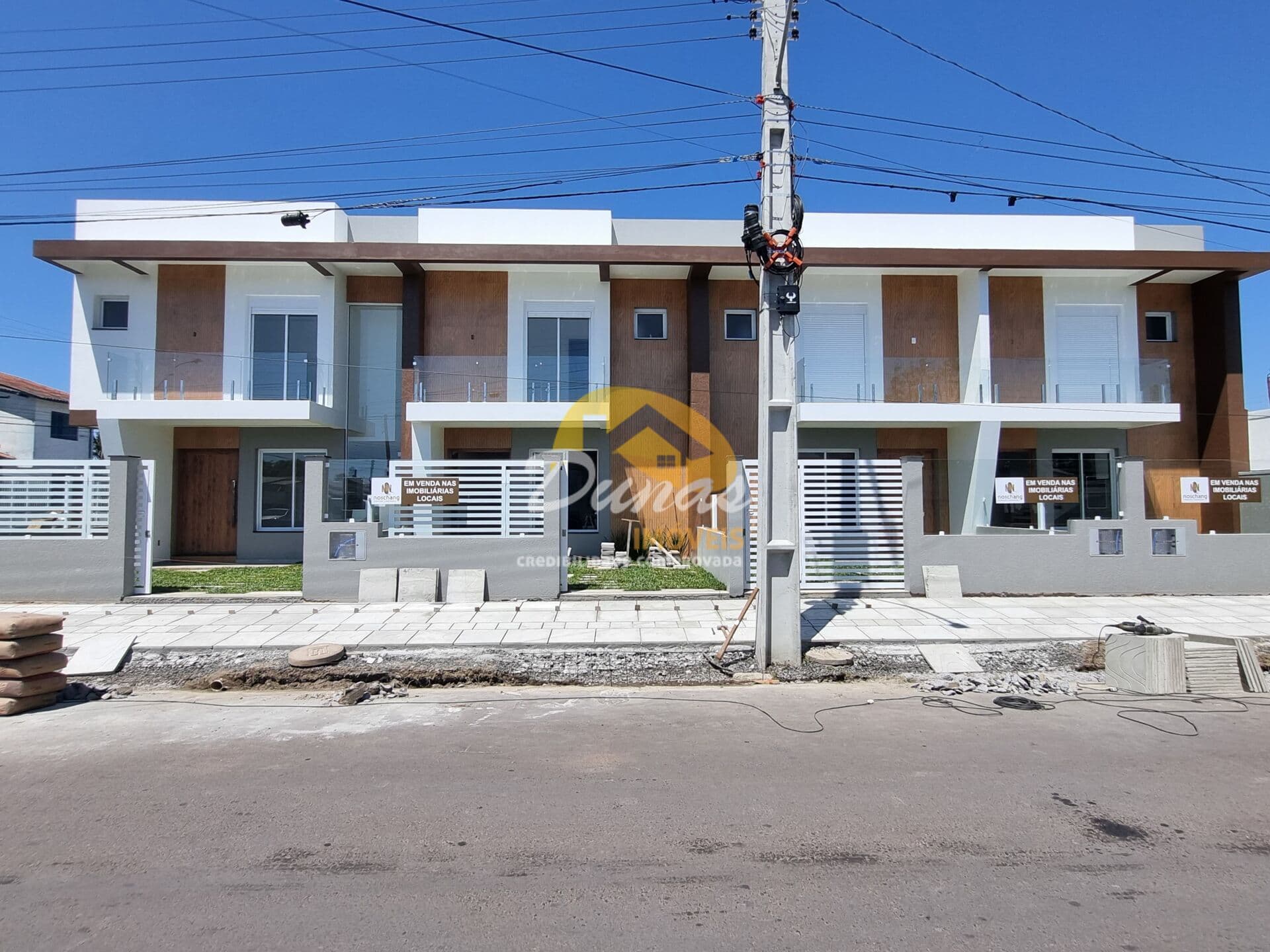 DUPLEX DE ALTO PADRÃO CONSTRUTIVO LOCALIZADO NO RECANTO DA LAGOA