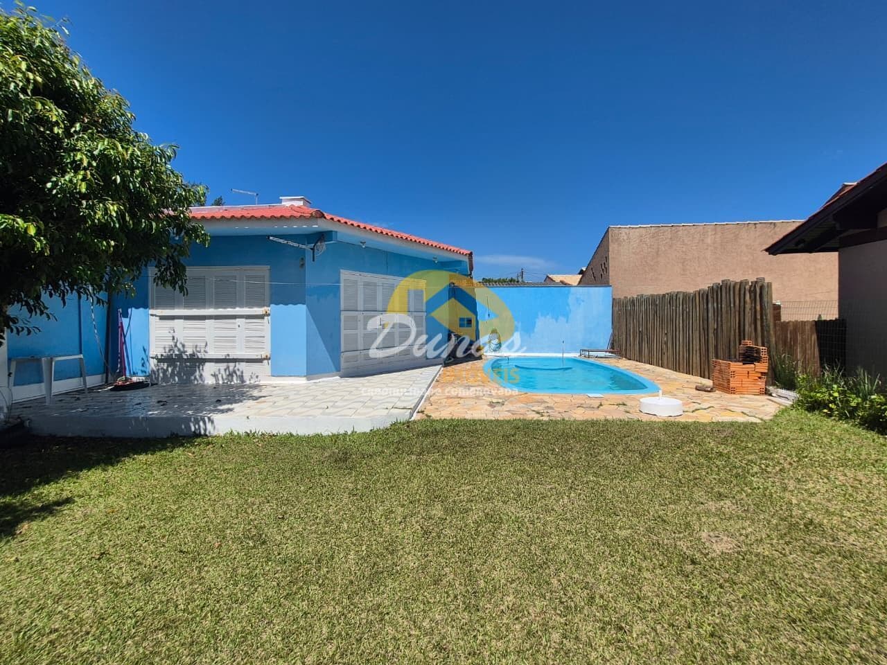 CASA COM PISCINA PRÓXIMA DO MAR