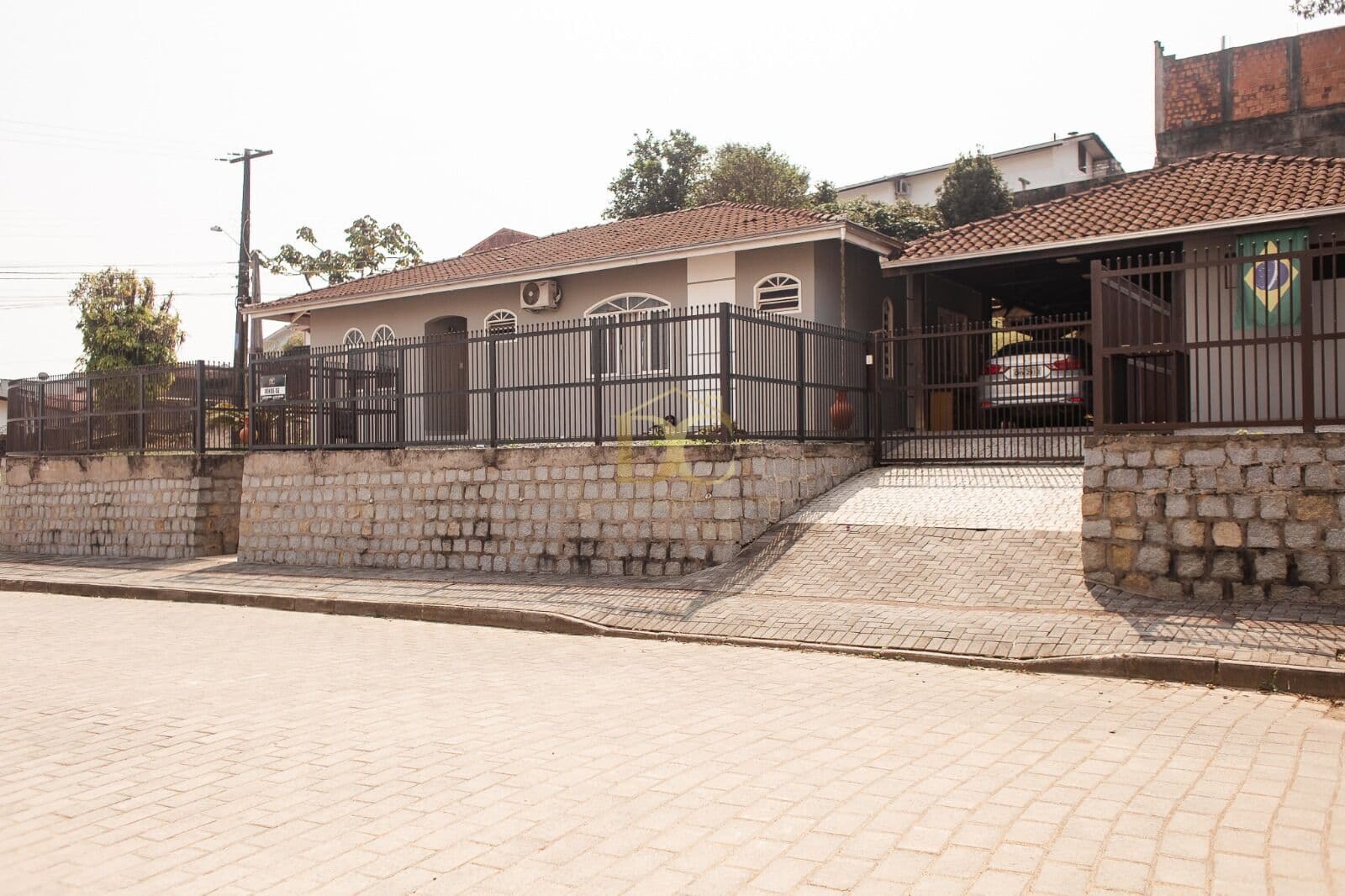 Casa 100% Averbada com amplo terreno no Itaum