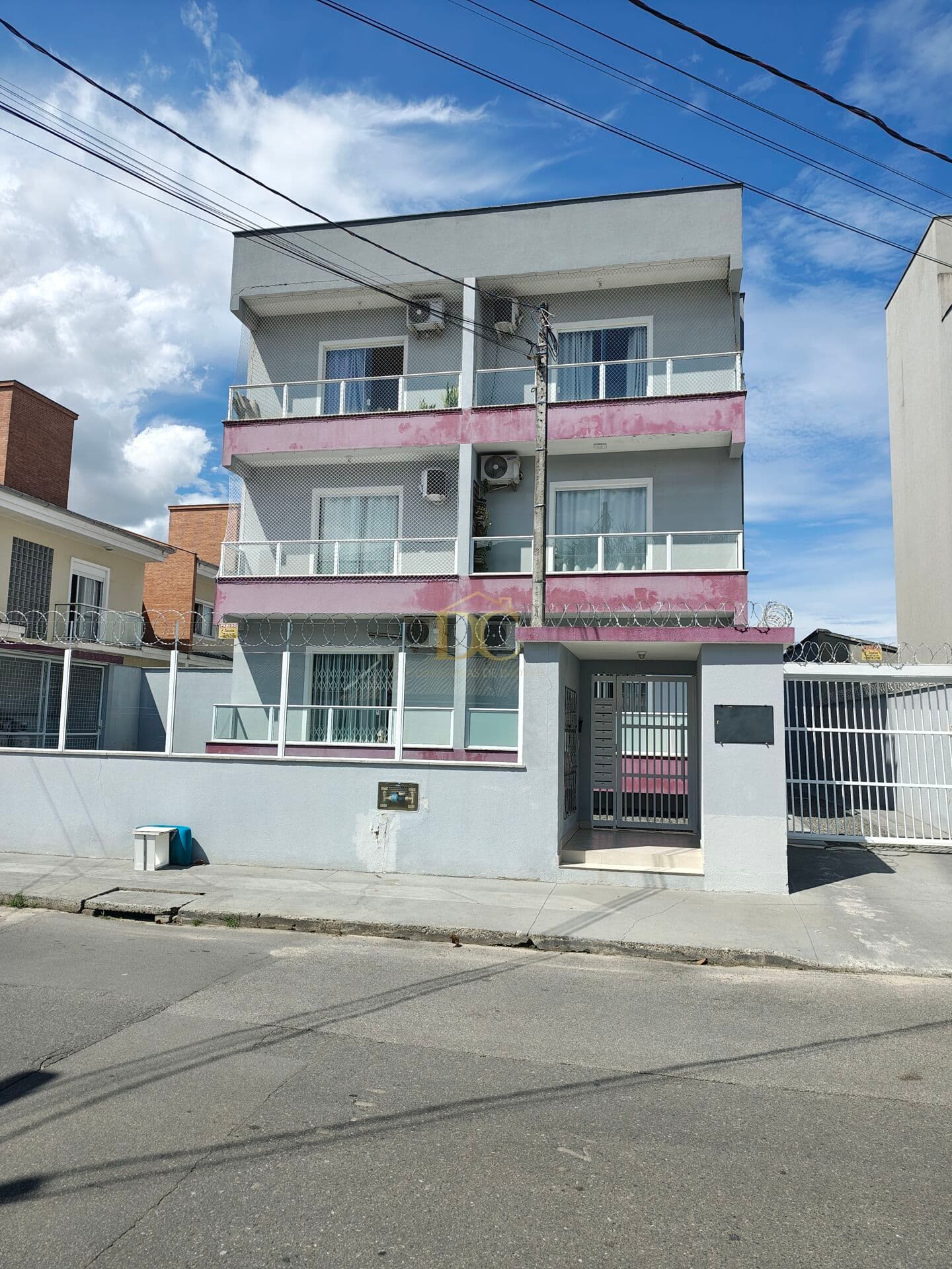 Apartamento no Iririú com 3 quartos sendo 1 suíte