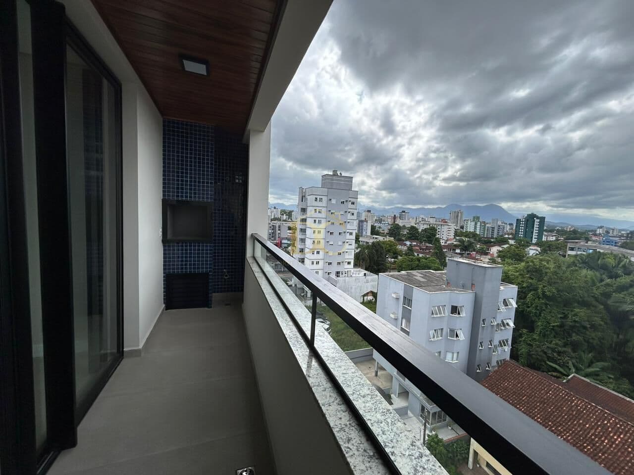 Apartamento Alto Padrão com 3 Suítes no Saguaçu com 123,70m²