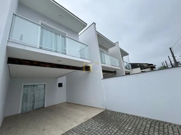 Sobrado SEMIMOBILIADO com 3 quartos no Bairro Guanabara.