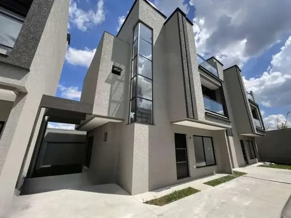 Sobrado Padrão para Venda no Capão Raso Curitiba-PR