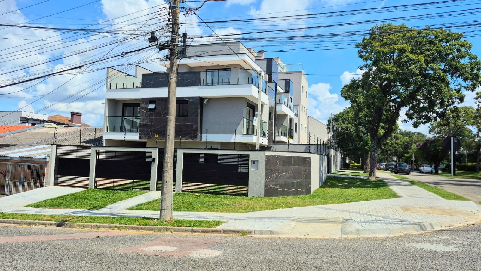 Sobrado com terraço no ÁGUA VERDE