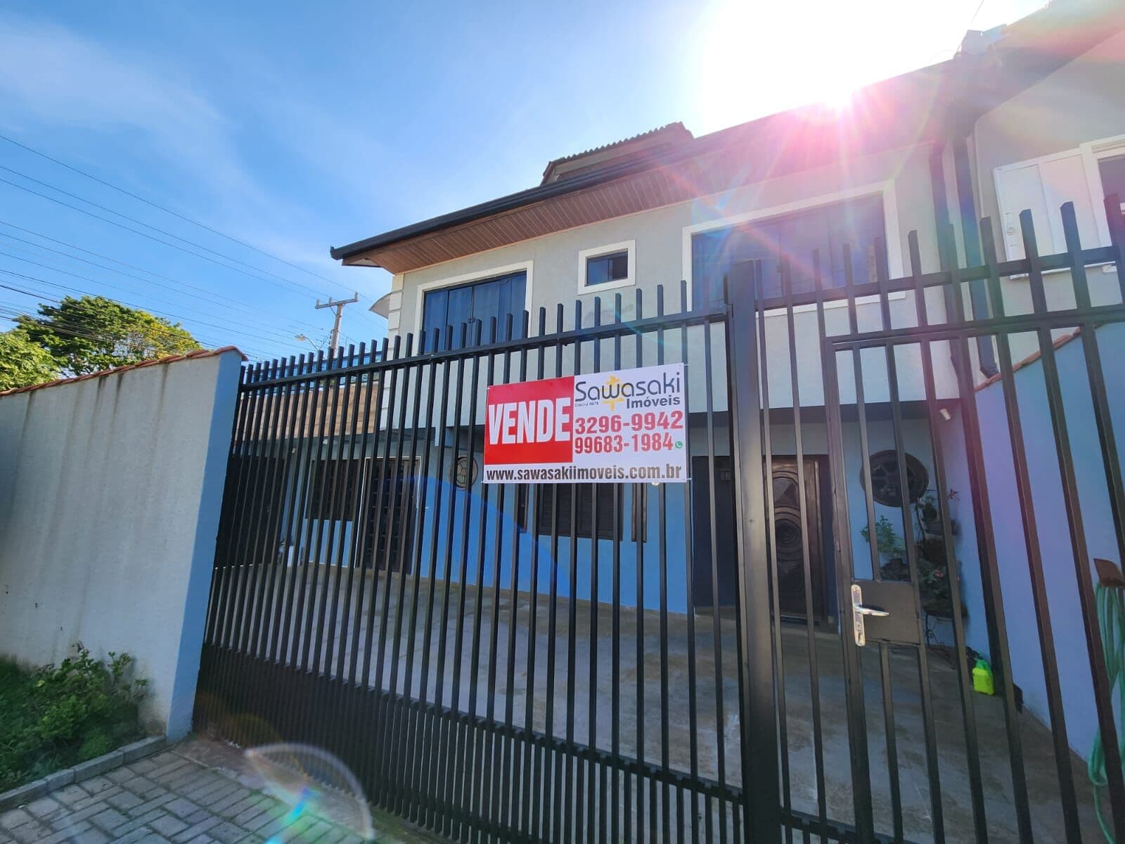 Sobrado de esquina frente para a rua com 3 dormitórios amplos sendo 1 suíte com varanda para Venda no Guabirotuba Curitiba-PR! OPORTUNIDADE!