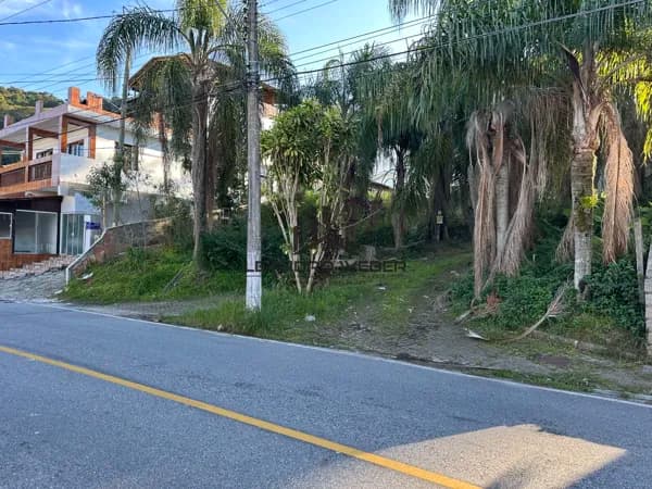 Área com 4.214,04m² - Praia Comprida - São José/SC