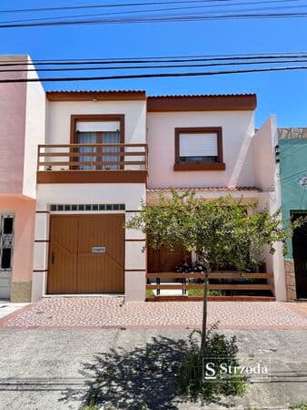 Sua Nova Casa: Charmosa Residência de 3 Dormitórios na Tranquila Rua Firmeza