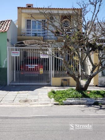 "Seu Novo Capítulo: Sobrado Encantador de 4 Quartos à Venda em Rio Grande/RS!"