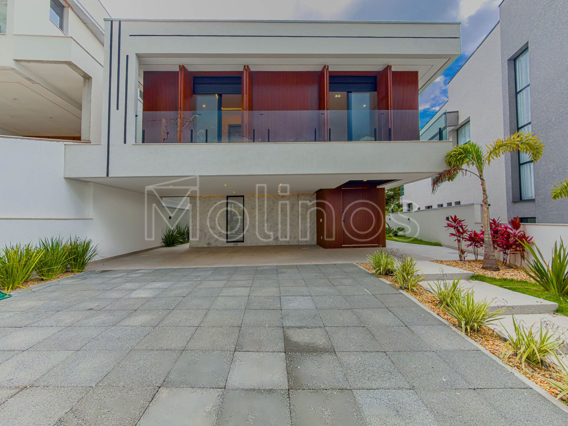 Casa Alto Padrão de 430m² com 4 suítes espaçosas, piscina e jacuzzi, a venda no Arua Brisas 2 - Mogi das Cruzes SP