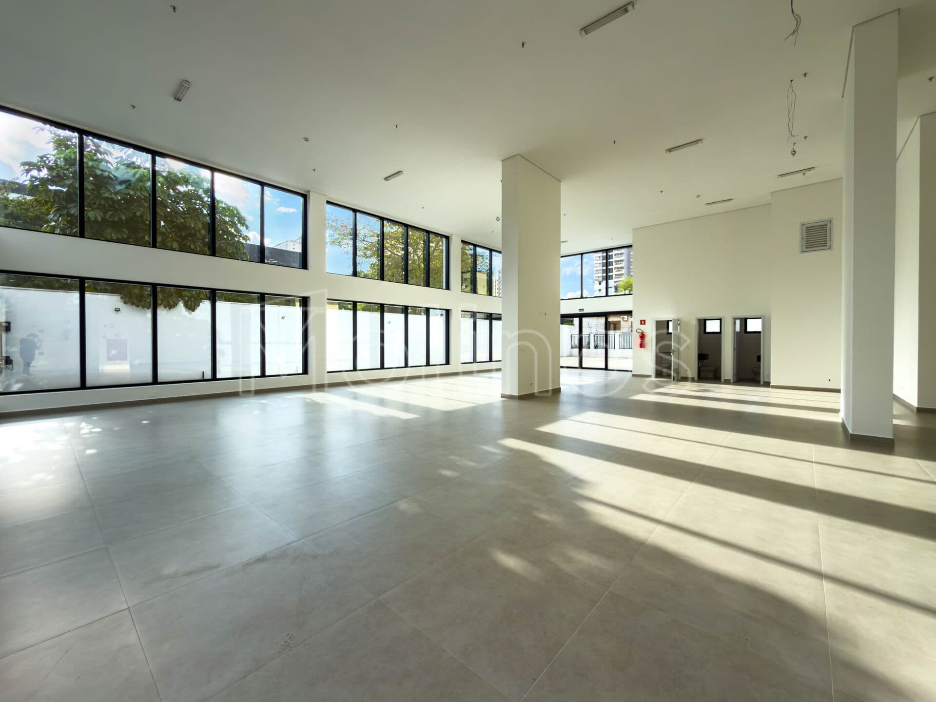 Loja térrea com pé-direito duplo e 17 vagas no Centro Empresarial Burgos