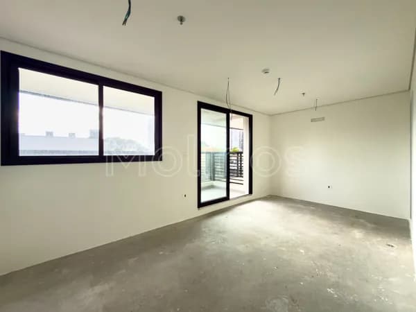 Sala comercial no Centro Empresarial Burgos – Rua Serra de Bragança, 437