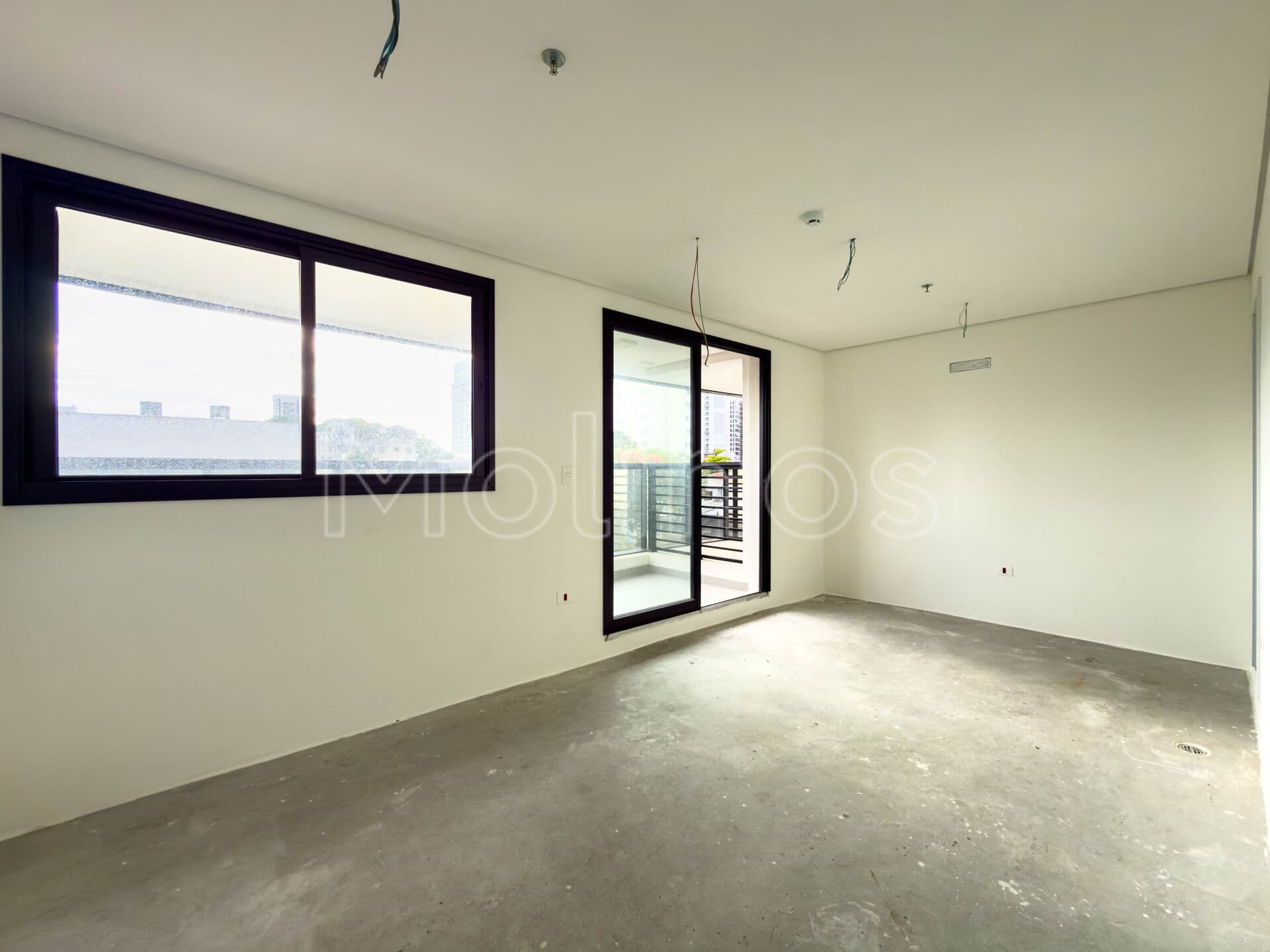 Sala comercial no Centro Empresarial Burgos – Rua Serra de Bragança, 437