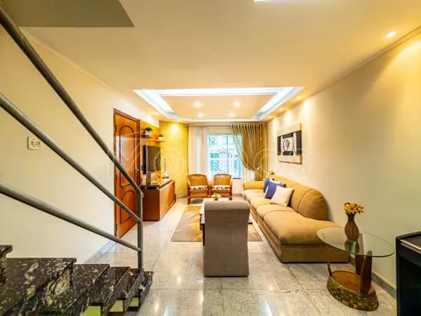 Casa Sobrado com 3 suítes e 6 vagas de garagem