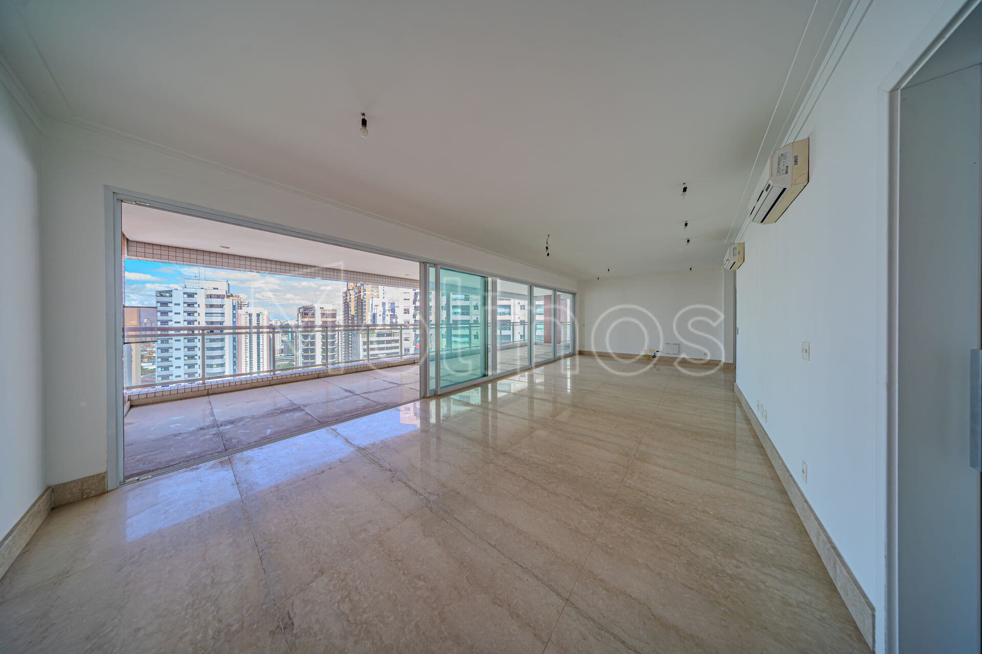 Apartamento Alto Padrão 4 Suítes e 5 vagas de garagem