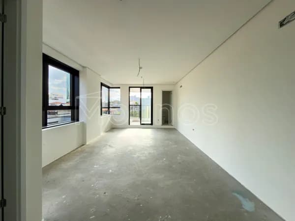 Sala comercial no Centro Empresarial Burgos – Rua Serra de Bragança, 437