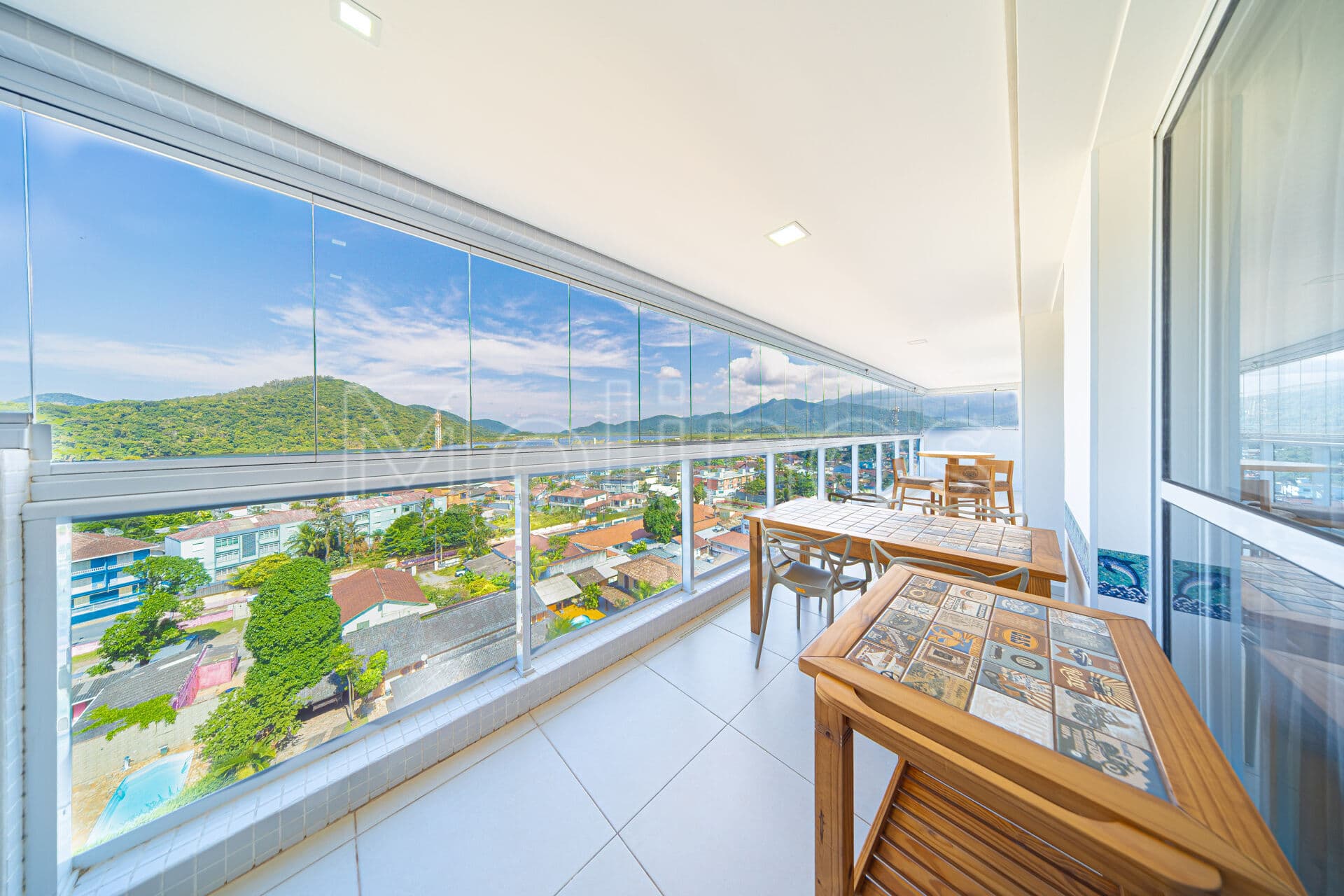 Apartamento Pé na Areia no Centro de Bertioga | 108m² | 3 Dorms (1 Suíte) | 2 Vagas