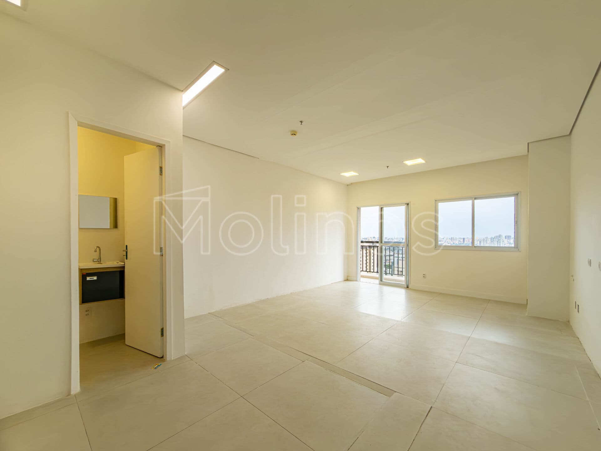 Sala Comercial para Venda no Ed. Empresarial Ferrara, com 80 m2 , 2 vagas de garagem