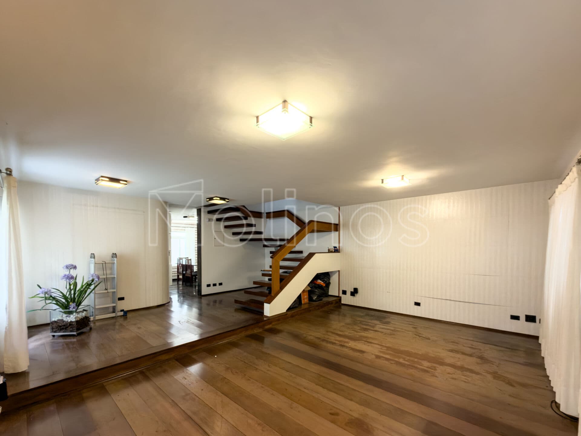 Casa com 295m², 4 Dormitórios (1 Suíte) e 6 Vagas no Tatuapé – Duas Frentes e Excelente Estrutura