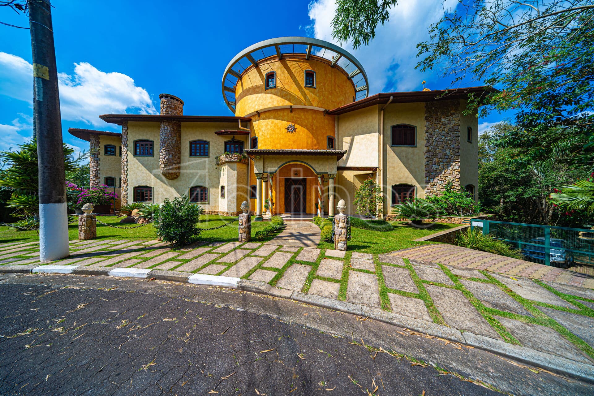 Casa em Condomínio Fechado de 1869m² com Heliponto, 7 Dormitórios e 12 Vagas