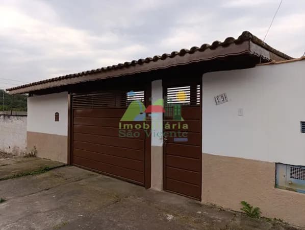 Casa à Venda em Rua Asfaltada – 250m² com Garagem para 3 Carros!
