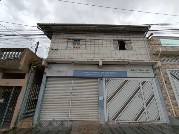 🏡 Casa Sobreposta para Alugar – Centro de Rio Grande da Serra