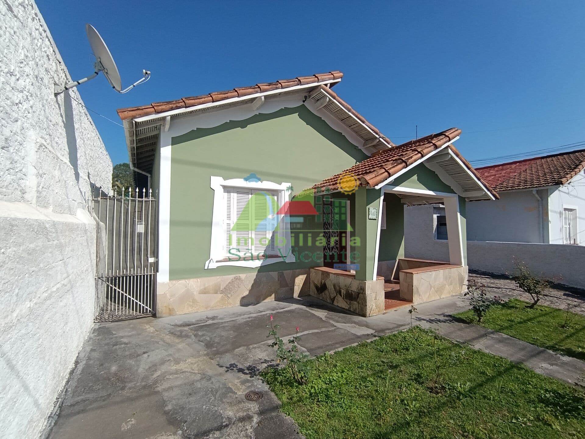 CASA COM EDÍCULA NO CENTRO DE RIBEIRÃO PIRES - SP.