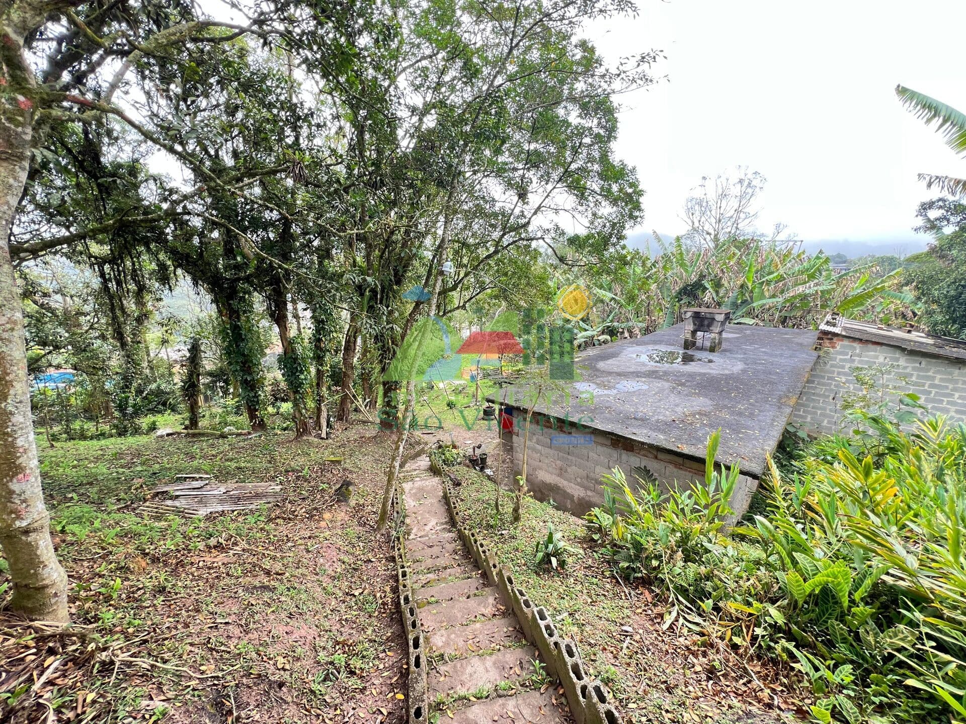 TERRENO DE ESQUINA C/ 1.435 M² - POSSUI CASA DE 04 CÔMODOS