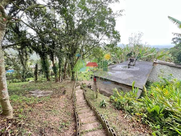 TERRENO DE ESQUINA C/ 1.435 M² - POSSUI CASA DE 04 CÔMODOS