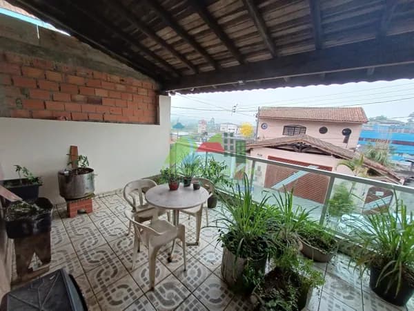 🏡✨ CASA MEIO LOTE PRÓXIMA À ESTAÇÃO DE TREM! 🚉