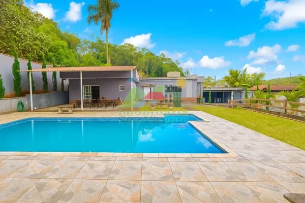 CHÁCARA C/ ACESSIBILIDADE , ARQUITETURA MODERNA E PISCINA