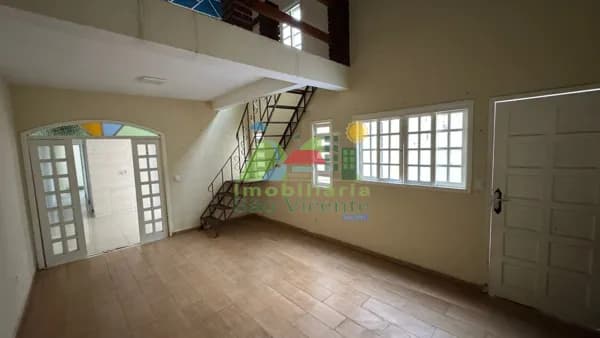 SOBRADO 1/2 LOTE - ÓTIMA LOCALIZAÇÃO