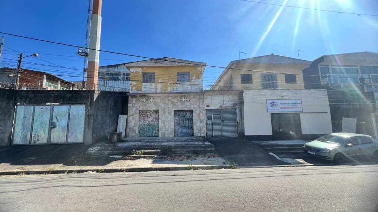 2 Casas no Terreno + Salão Comercial em Rua Asfaltada