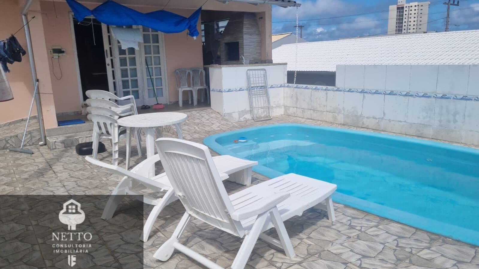 Espaçosa, com piscina a 4 quadras do mar