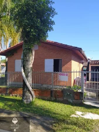 Ao lado da igreja