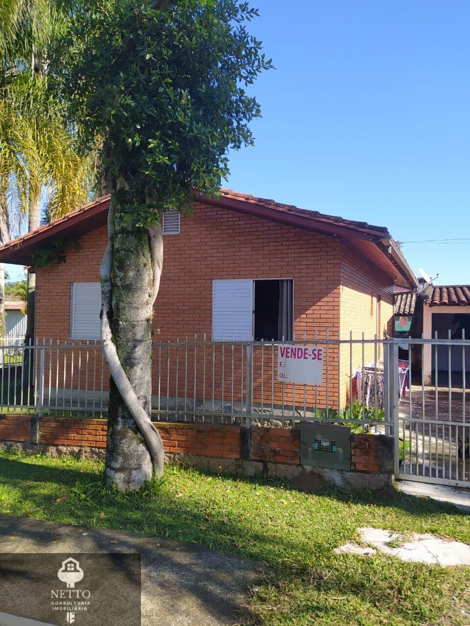Ao lado da igreja