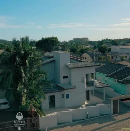Imóvel com padrão construtivo diferenciado, pronto para morar.