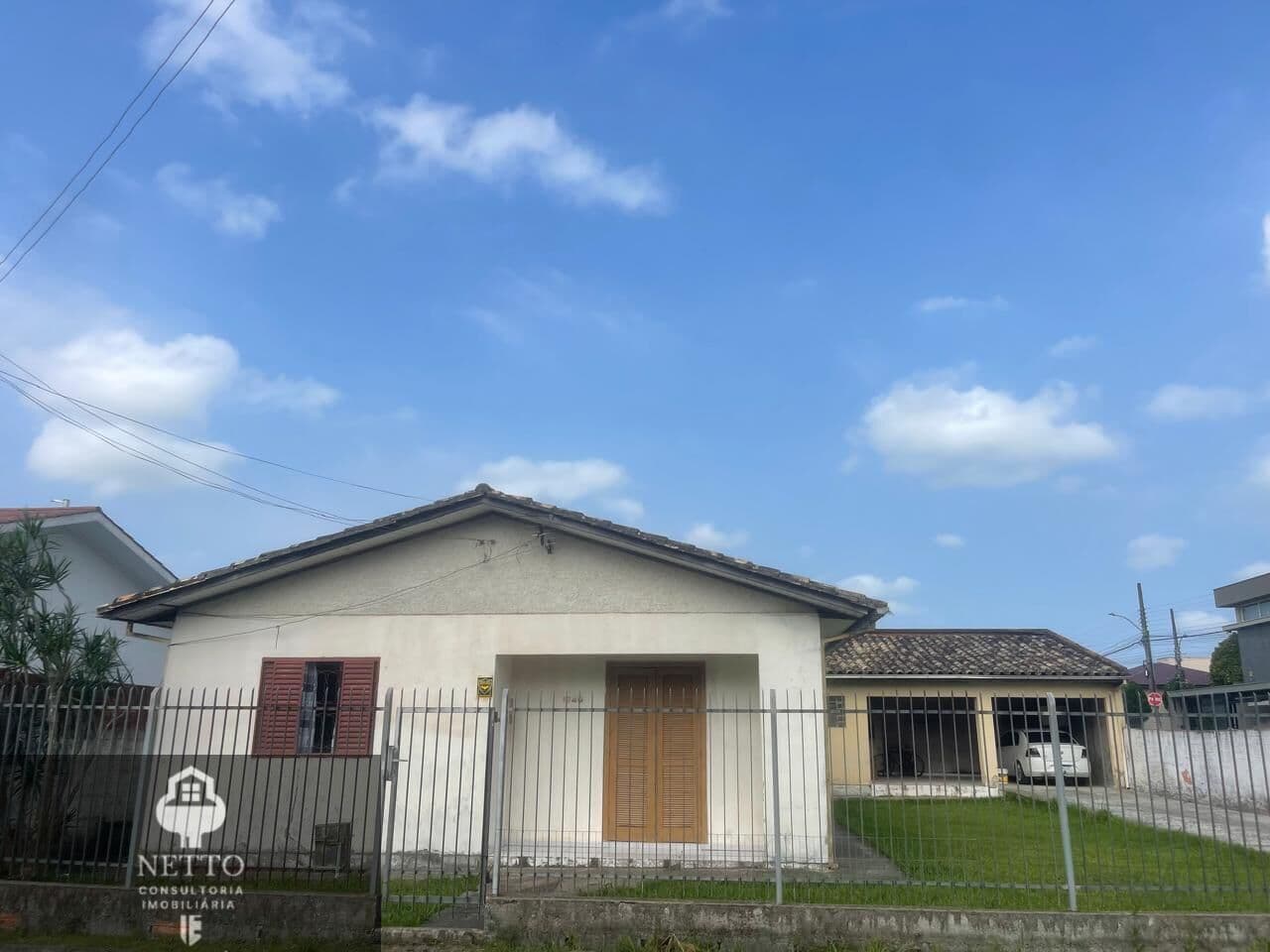 Casa em terreno de esquina – Bairro 1º de Maio