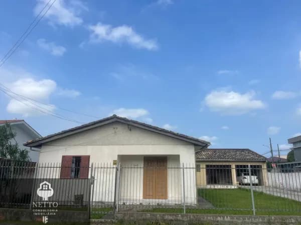 Casa em terreno de esquina – Bairro 1º de Maio