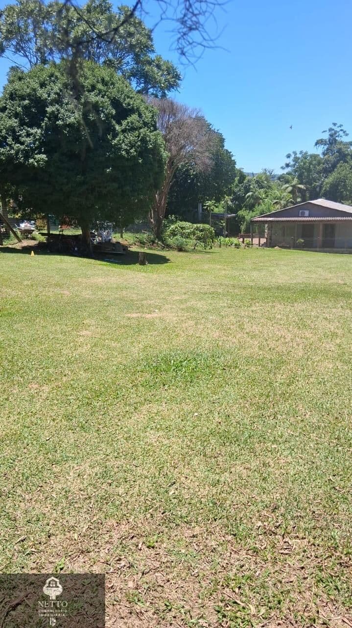 Terreno de 1.092 m² com casa de madeira