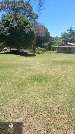 Terreno de 1.092 m² com casa de madeira