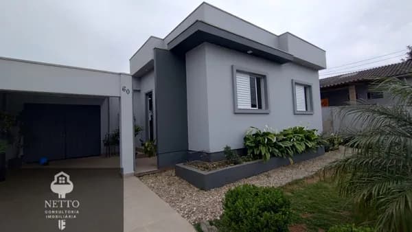 Casa com fachada moderna no bairro Liri